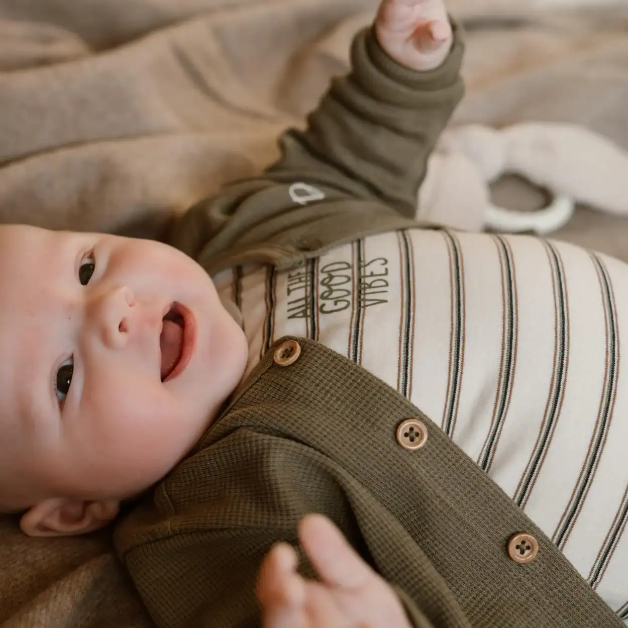 Dirkje jongens bio baby T-shirt broek vest groen offwhite Dirkje jongens bio baby T-shirt broek vest groen offwhite - Afbeelding 3